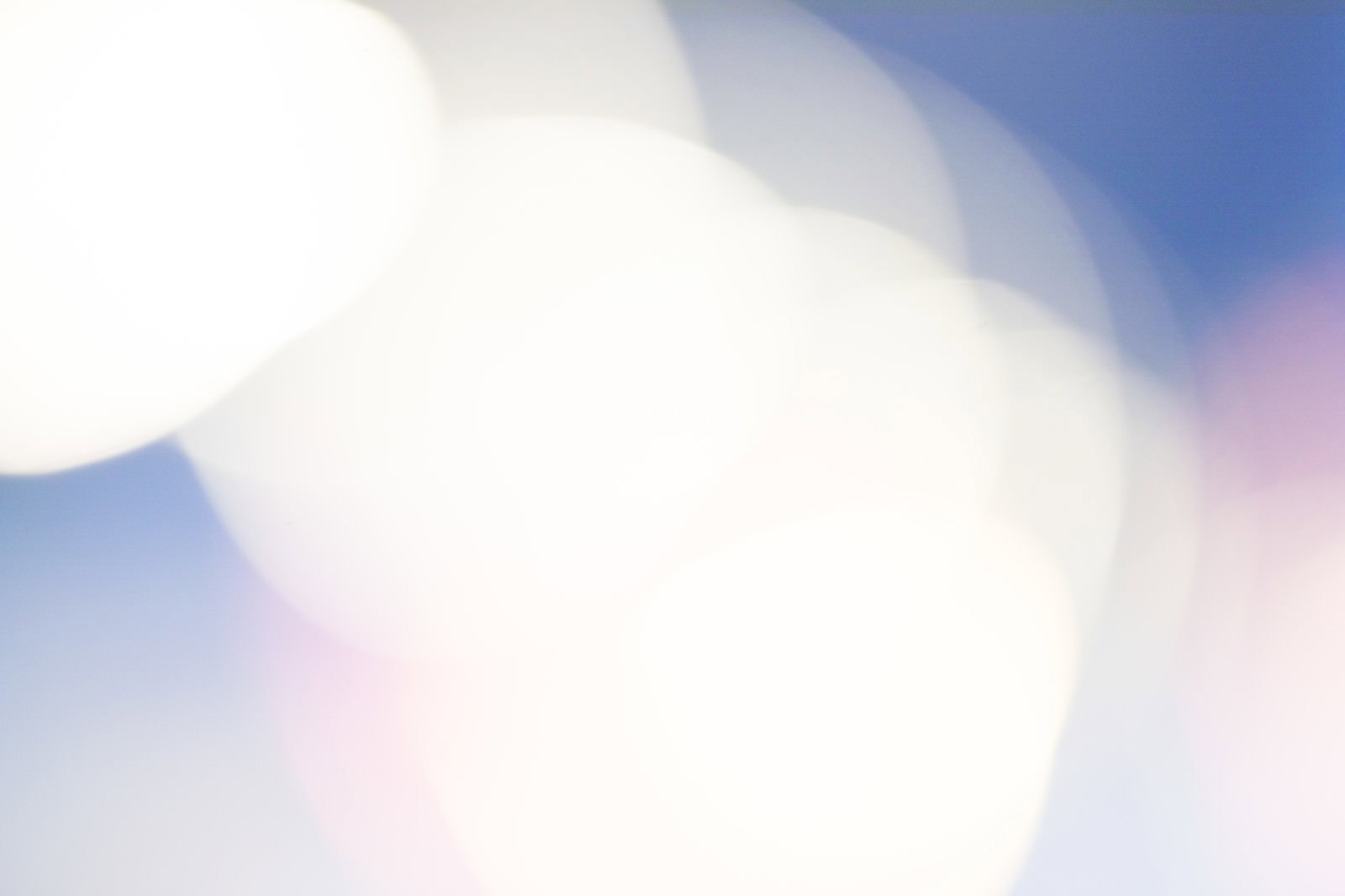 寒色系の淡いブルーでボケた光のグラデーション