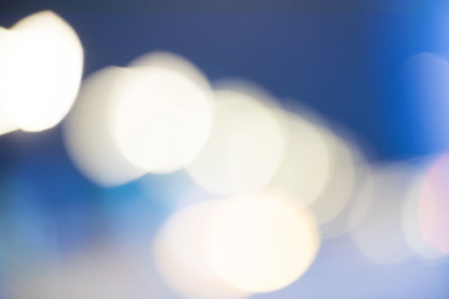 夜の街あかりに暖色と青色の光がボケた玉ボケ