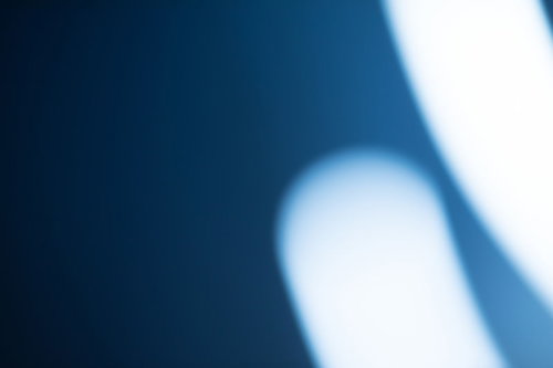 光の通り道を映す青いライト｜ボケた光線と照明効果