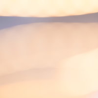 オレンジ色の光が流れるボケ背景の写真