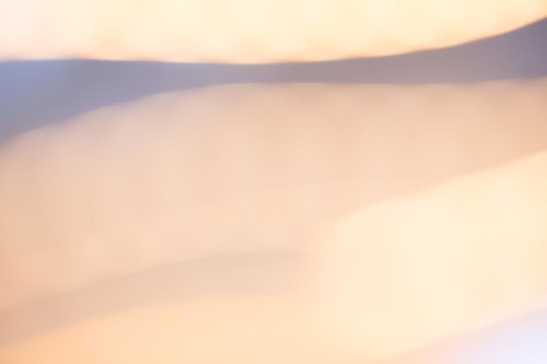 オレンジ色の光が流れるボケ背景