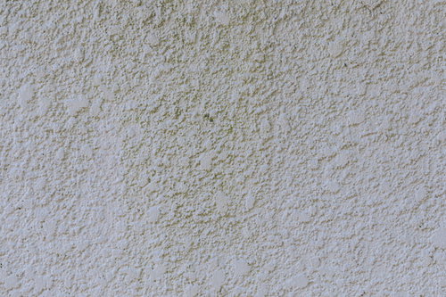 古いマンションの壁のテクスチャー 風雨による劣化と汚れ