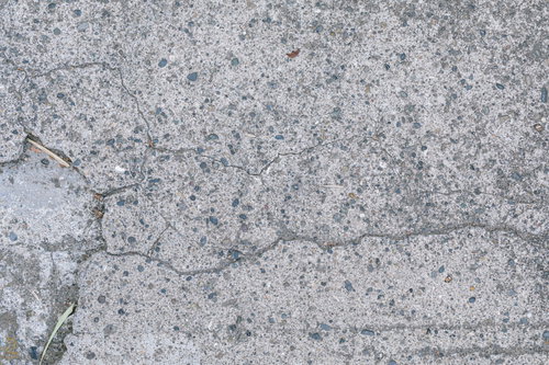 老朽化した舗装道路のひび割れたコンクリート