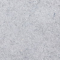 錆びた縦柱と波型金属板の壁面の写真