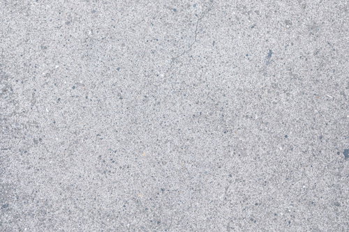 錆びた縦柱と波型金属板の壁面