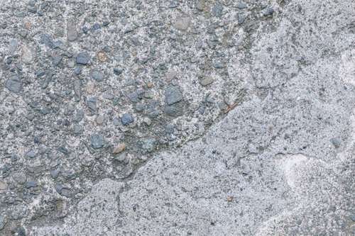 経年劣化でひび割れした砂利舗装のテクスチャー