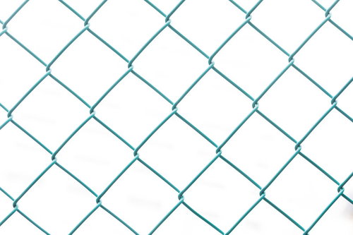 青緑色の菱形パターン金網フェンス