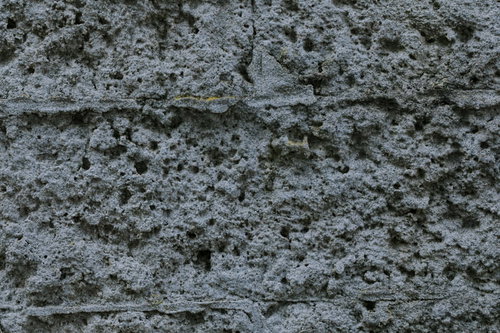 風化して溶けてしまったような凹凸のコンクリート壁