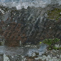 何度も修復したであろう擁壁のコンクリート表面の写真