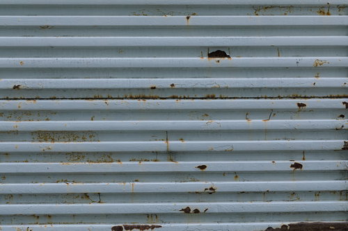 錆びた凹凸のあるシャッターのテクスチャー