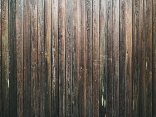 縦張りされた木板が規則正しく並ぶ板壁のテクスチャー