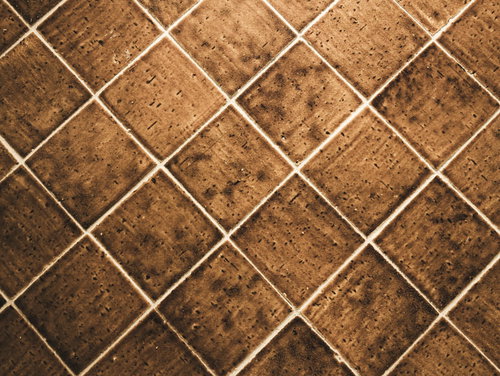 ダイヤモンド状に配置された茶系の床タイル