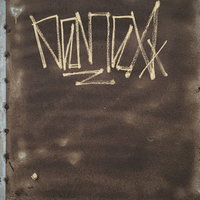 落書きが残る錆びた仕切り壁のテクスチャの写真