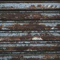 塗装が剥げて錆び付くシャッターのテクスチャの写真