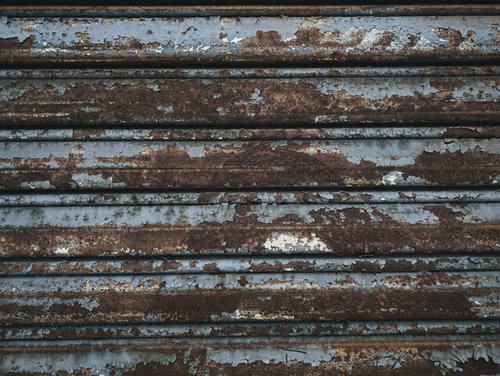 塗装が剥げて錆び付くシャッターのテクスチャ