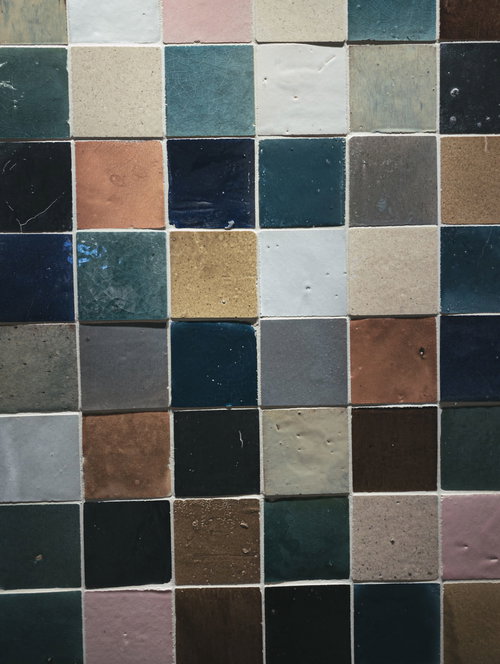 落ち着いた色合いのカラフルなタイル壁のテクスチャ