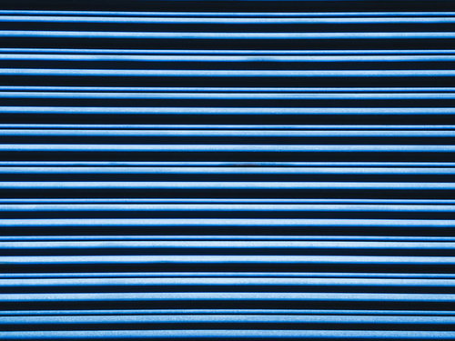 錆び一つない青いシャッターのストライプテクスチャー