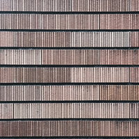 溝が刻み込まれた茶系の外壁材タイルの写真