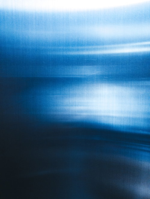 光が映り込むステンレス金属のテクスチャー