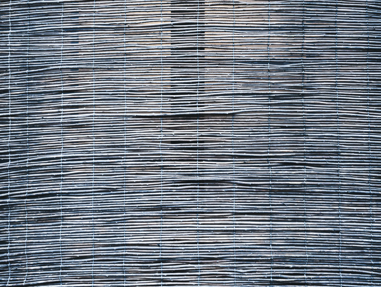細い竹が縦に並んだ日焼けした簾のテクスチャー