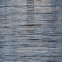 日に焼けた簾のテクスチャー。竹製の伝統的な日除けの写真