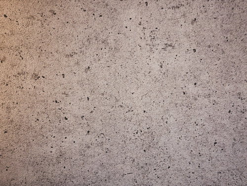 所々に細かい穴が残るコンクリート壁の表面