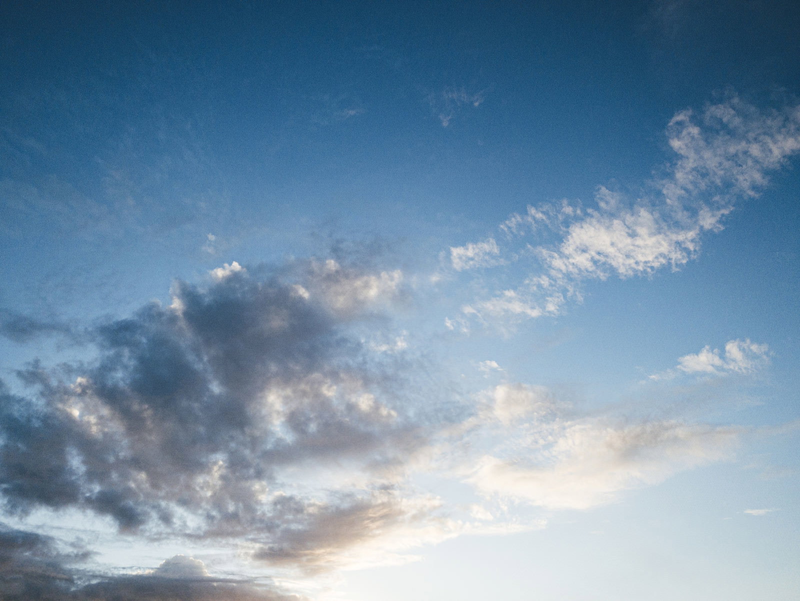 夕暮れ時の青い空に白い雲が浮かぶ自然な風景