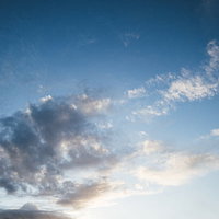 夕暮れ時の空と雲のグラデーションの写真
