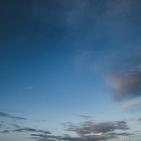夕暮れ時に雲が遠のいていく空のグラデーションの写真
