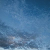 黒く見える雲と薄い雲が混在する空のテクスチャの写真