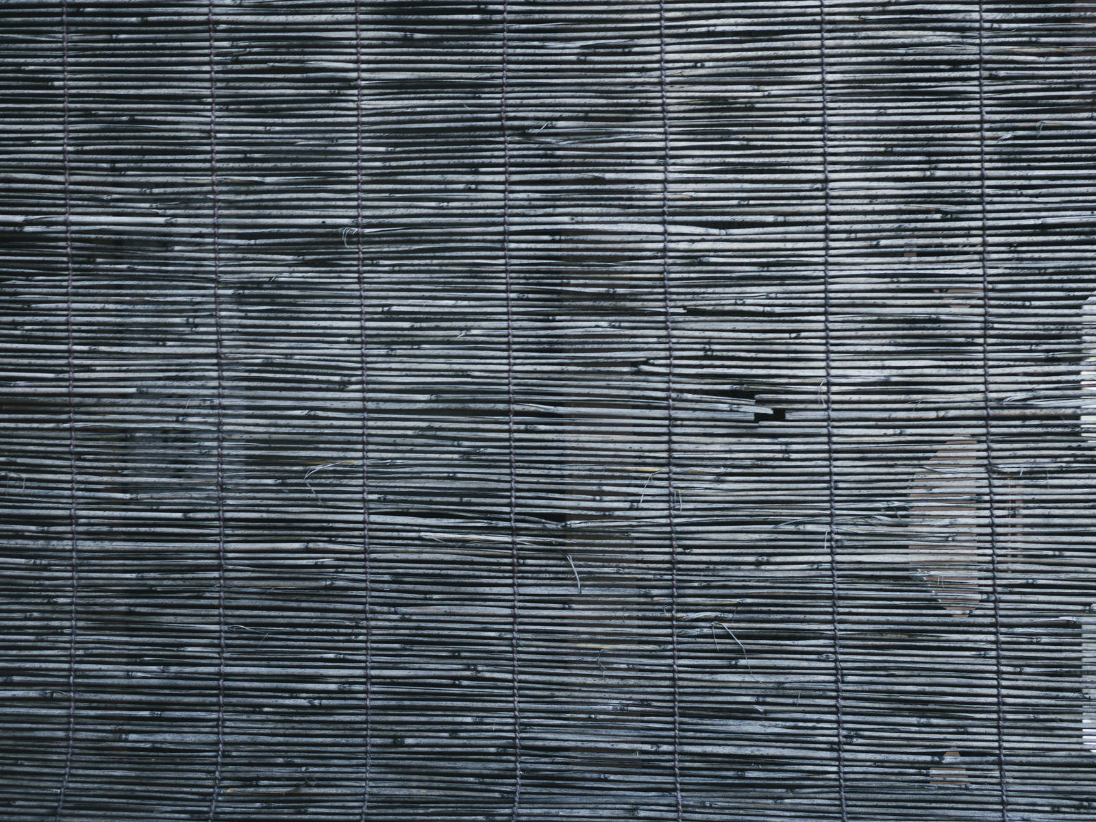 細い竹や葦を横に編んだ年季の入った簾のテクスチャー