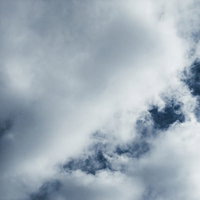 空いっぱいに沸き立つグレーと白の雲（テクスチャ）の写真