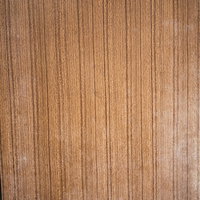 縦に伸びる無数の木目が連なる木材テクスチャーの写真