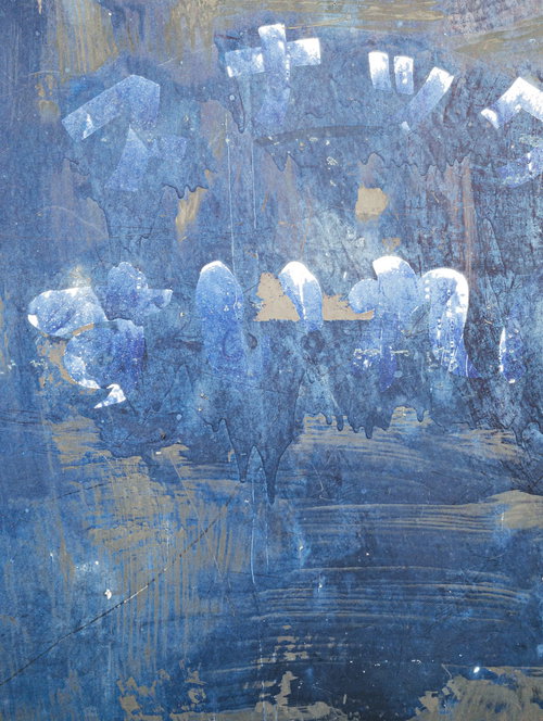 ペンキで塗りつぶされたスナックの文字が浮かぶ古い扉