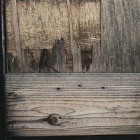 劣化で塗装が剥がれた古い木の板（テクスチャ）の写真