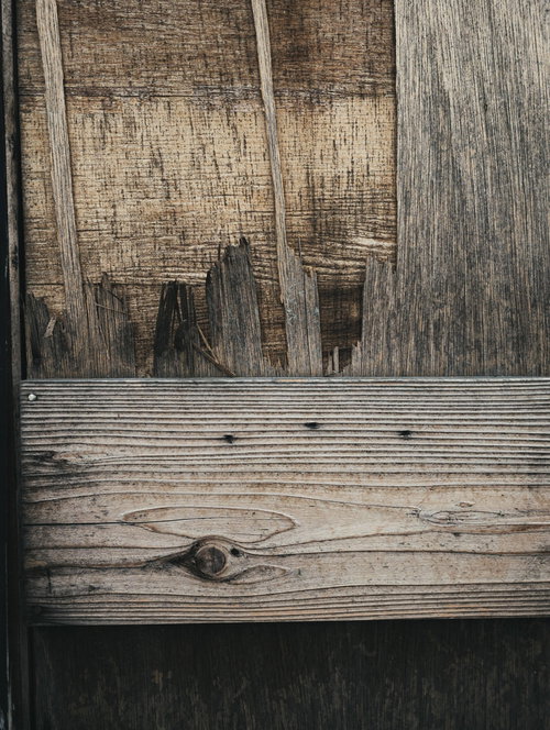 劣化で塗装が剥がれた古い木の板（テクスチャ）