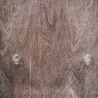 シミのように浮かび上がる木目と節が点在する木板のテクスチャの写真