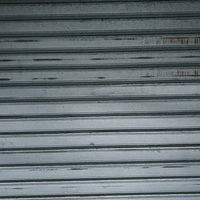 擦れたグレー金属シャッターのテクスチャーの写真