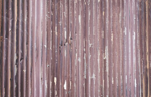 表面の塗装が剥がれ落ちた波板のテクスチャー
