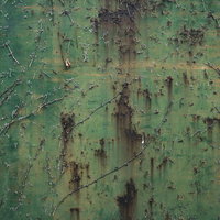 錆び付いた古い鉄壁のテクスチャー、緑錆と酸化層が広がる劣化メタルの写真