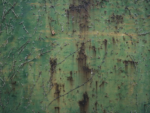 錆び付いた古い鉄壁のテクスチャー、緑錆と酸化層が広がる劣化メタル