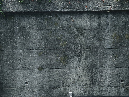 斑点のようなシミのある擁壁のコンクリートテクスチャ