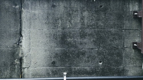 一部にだけシミがないコンクリート壁のテクスチャ