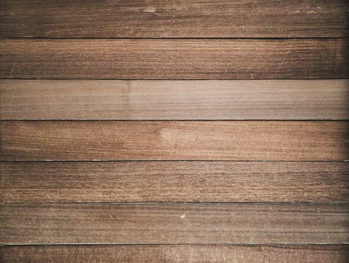 茶色い木材の中に一枚だけ張り替えられた明るい板