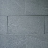 白い目地が残るグレーの石タイル - 規則的に配置された長方形石材の写真