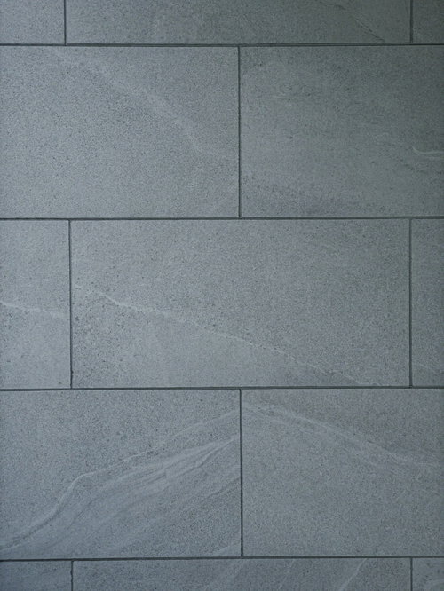 白い目地が残るグレーの石タイル - 規則的に配置された長方形石材