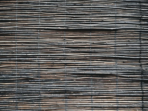 年季の入った竹製の簾 - 茶色い竹ひごの和風仕切り