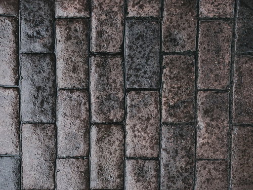 雨上がりの濡れたレンガ敷きの床テクスチャ