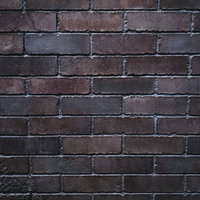 暗がりの中のレンガ外壁のテクスチャーの写真