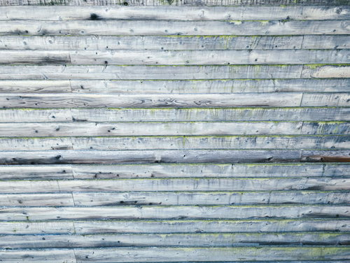 継ぎ目から液体が染み出る古い板壁のテクスチャー